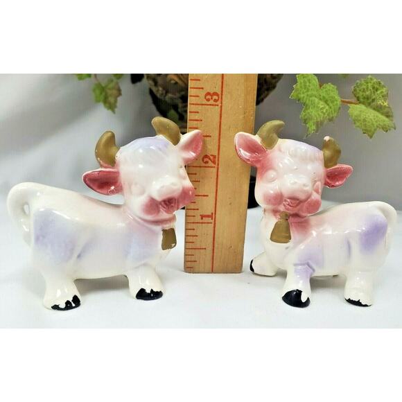 Vintage Andromorphic Cow Bull Salt and Pepper Shakers Ceramic Kitsch Figurines - Picture 3 of 8